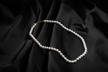 Perlenkette mit vergoldetem Highlight – pure Klassik